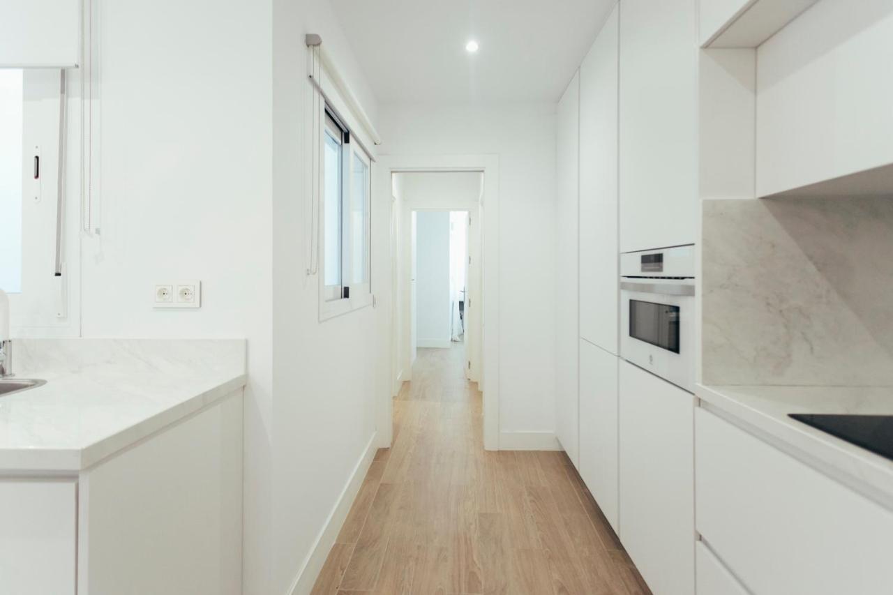 Modern With Balcony- 2bd 2bth- San Vicente Appartement Sevilla